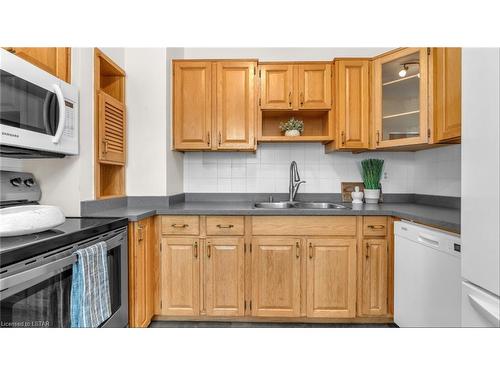 118 Vauxhall Street, London, ON - Indoor Photo Showing Kitchen With Double Sink