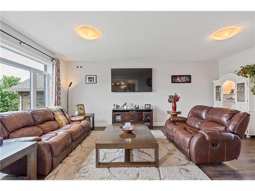 8 Brookfield Avenue, Ingersoll, ON - Indoor Photo Showing Living Room