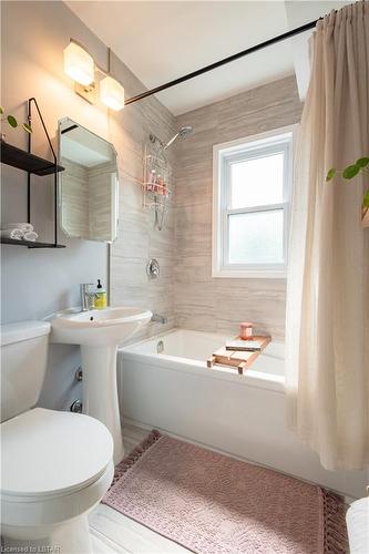 124 Raywood Avenue, London, ON - Indoor Photo Showing Bathroom