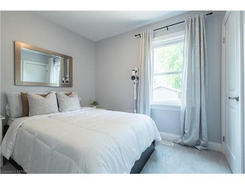124 Raywood Avenue, London, ON - Indoor Photo Showing Bedroom