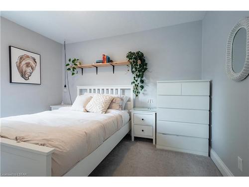 124 Raywood Avenue, London, ON - Indoor Photo Showing Bedroom