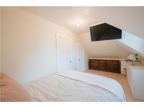 124 Second Avenue, North Bay, ON - Indoor Photo Showing Bedroom