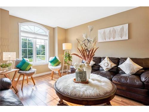 4987 Malden Road, Windsor, ON - Indoor Photo Showing Living Room
