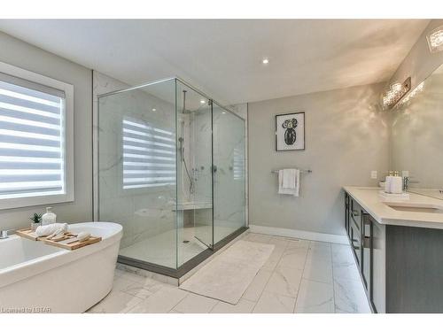 3313 Mersea Street, London, ON - Indoor Photo Showing Bathroom
