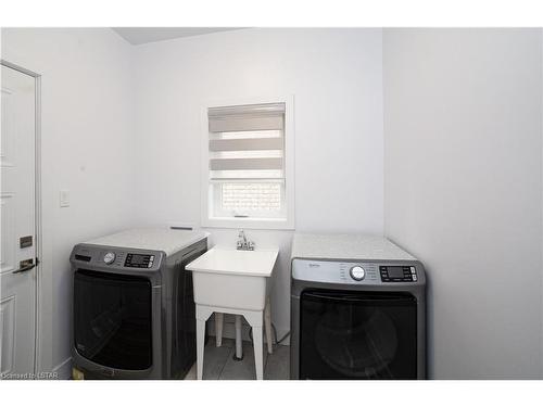 1623 Chelton Court, London, ON - Indoor Photo Showing Laundry Room