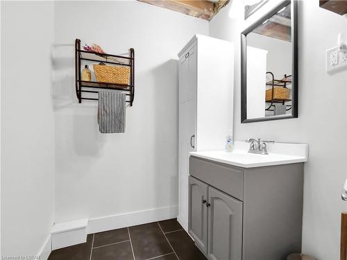937 Glenbanner Road, London, ON - Indoor Photo Showing Bathroom