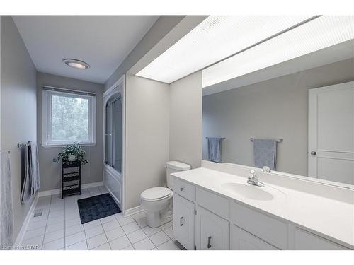 134 Parks Edge Crescent, London, ON - Indoor Photo Showing Bathroom