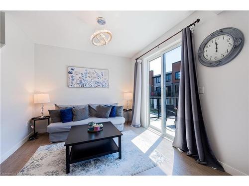 858 West Village Square, London, ON - Indoor Photo Showing Living Room