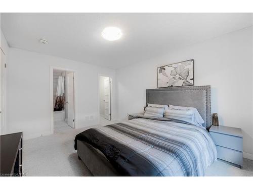 858 West Village Square, London, ON - Indoor Photo Showing Bedroom