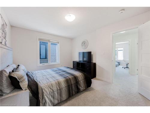 858 West Village Square, London, ON - Indoor Photo Showing Bedroom