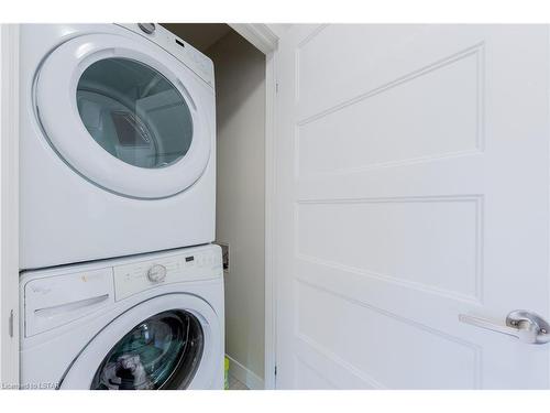 858 West Village Square, London, ON - Indoor Photo Showing Laundry Room