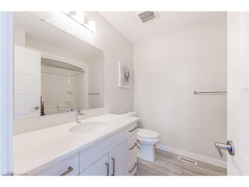 858 West Village Square, London, ON - Indoor Photo Showing Bathroom
