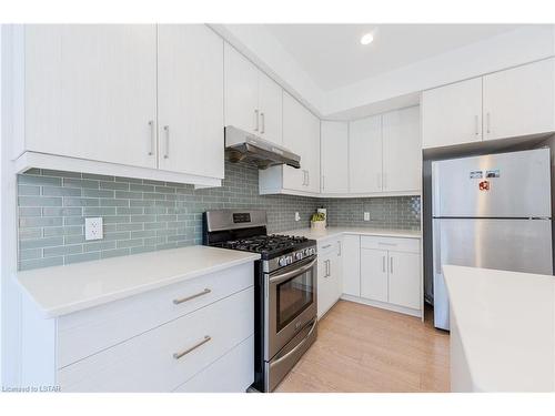 858 West Village Square, London, ON - Indoor Photo Showing Kitchen With Upgraded Kitchen