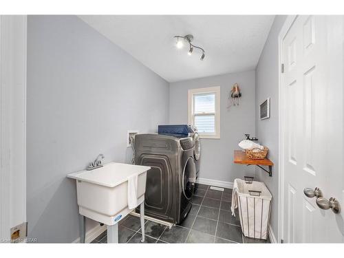 1494 Lawson Road, London, ON - Indoor Photo Showing Laundry Room