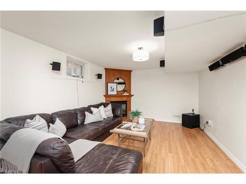 1494 Lawson Road, London, ON - Indoor Photo Showing Living Room