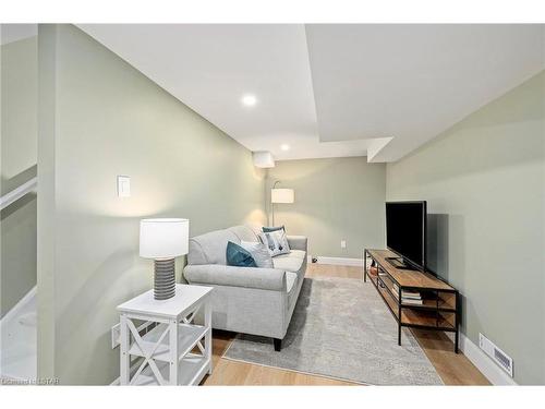 8 Eastman Avenue, London, ON - Indoor Photo Showing Living Room