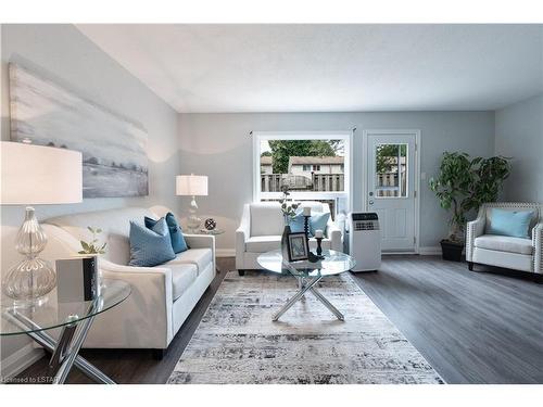 70-166 Southdale Road, London, ON - Indoor Photo Showing Living Room