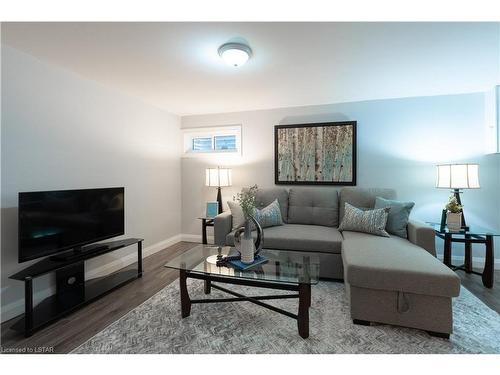 70-166 Southdale Road, London, ON - Indoor Photo Showing Living Room