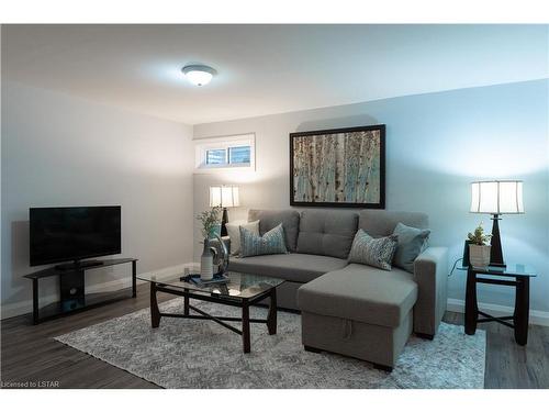 70-166 Southdale Road, London, ON - Indoor Photo Showing Living Room