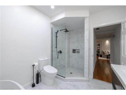 1595 Benjamin Drive, London, ON - Indoor Photo Showing Bathroom