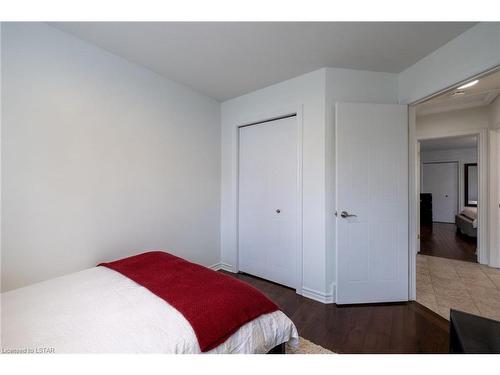 1595 Benjamin Drive, London, ON - Indoor Photo Showing Bedroom