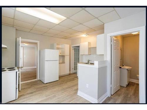 621 Dufferin Avenue, London, ON - Indoor Photo Showing Kitchen