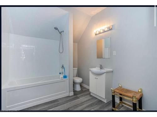 621 Dufferin Avenue, London, ON - Indoor Photo Showing Bathroom