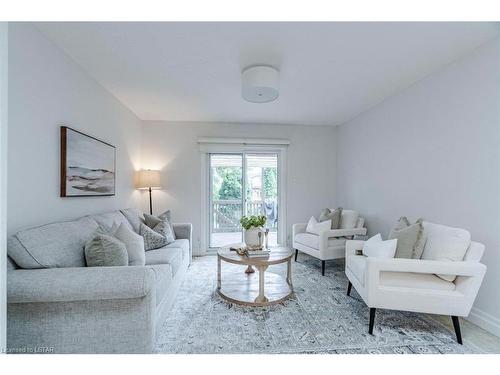 1741 Jubilee Drive, London, ON - Indoor Photo Showing Living Room