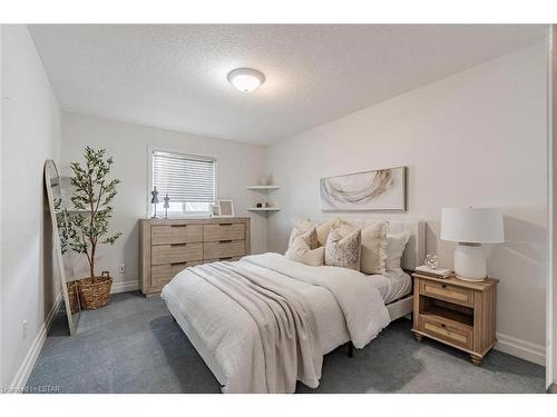 1741 Jubilee Drive, London, ON - Indoor Photo Showing Bedroom