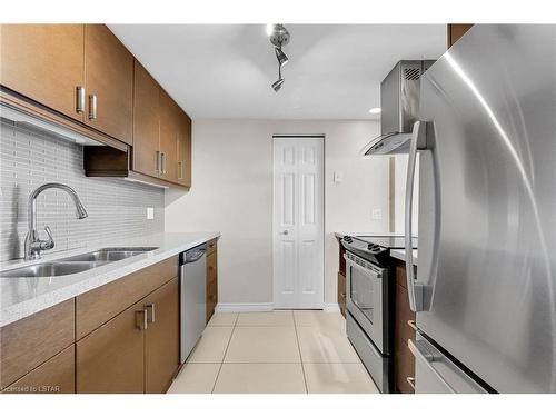 705-155 Kent Street, London, ON - Indoor Photo Showing Kitchen With Double Sink With Upgraded Kitchen