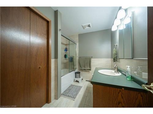 38 Kingsbridge Street, London, ON - Indoor Photo Showing Bathroom