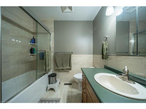 38 Kingsbridge Street, London, ON - Indoor Photo Showing Bathroom