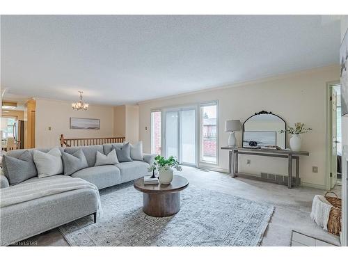 17-65 Fiddlers Green Road, London, ON - Indoor Photo Showing Living Room