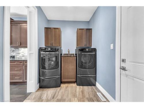 33-41 Earlscourt Terrace, Komoka, ON - Indoor Photo Showing Laundry Room