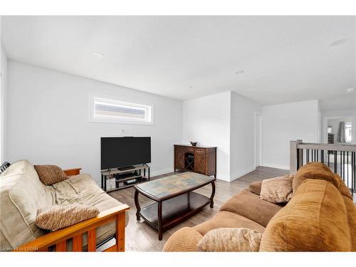 572 Chelton Road, London, ON - Indoor Photo Showing Living Room