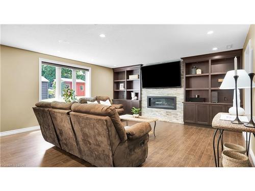 860 Talisman Crescent, London, ON - Indoor Photo Showing Living Room With Fireplace