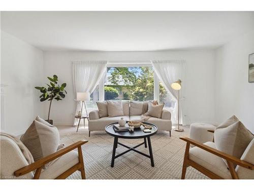 35-50 Fiddlers Green Road, London, ON - Indoor Photo Showing Living Room