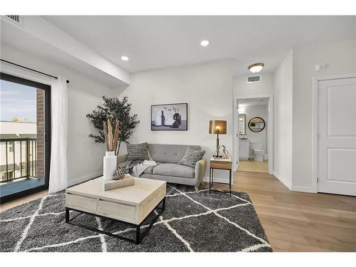 204-15 Talbot Street W, Cayuga, ON - Indoor Photo Showing Living Room