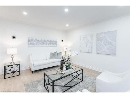 3045 Portage Road, Niagara Falls, ON - Indoor Photo Showing Living Room