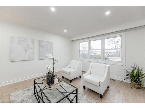 3045 Portage Road, Niagara Falls, ON - Indoor Photo Showing Living Room