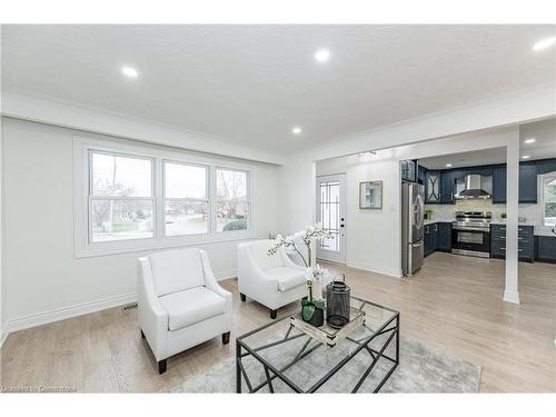 3045 Portage Road, Niagara Falls, ON - Indoor Photo Showing Living Room