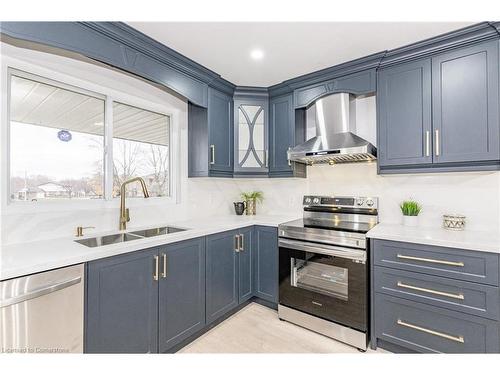 3045 Portage Road, Niagara Falls, ON - Indoor Photo Showing Kitchen With Double Sink