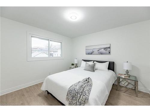 3045 Portage Road, Niagara Falls, ON - Indoor Photo Showing Bedroom