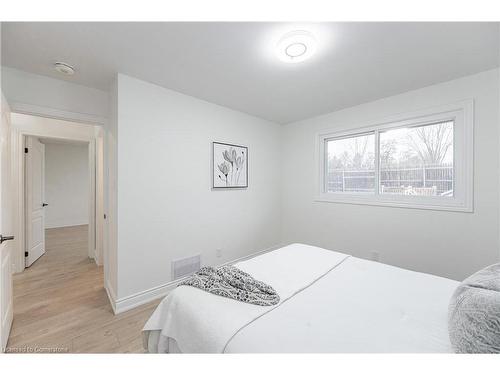 3045 Portage Road, Niagara Falls, ON - Indoor Photo Showing Bedroom