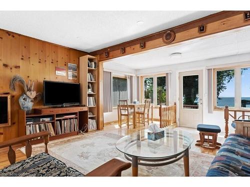 2592 Lakeshore Road, Dunnville, ON - Indoor Photo Showing Living Room