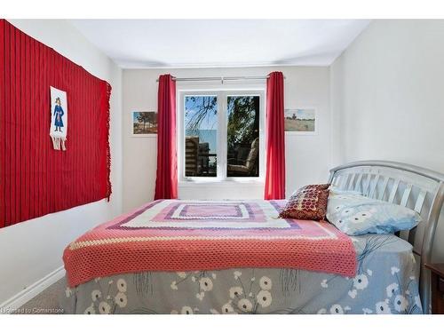 2592 Lakeshore Road, Dunnville, ON - Indoor Photo Showing Bedroom