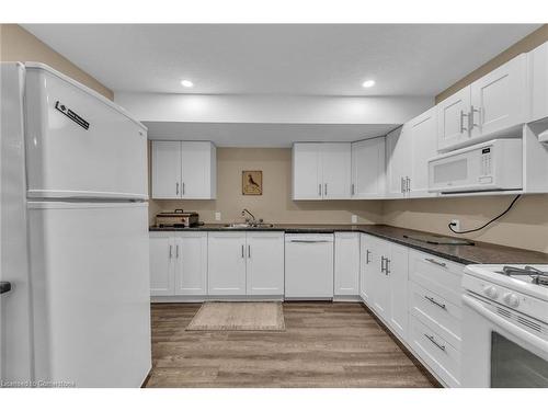 11 Taishan Place, Waterford, ON - Indoor Photo Showing Kitchen With Double Sink