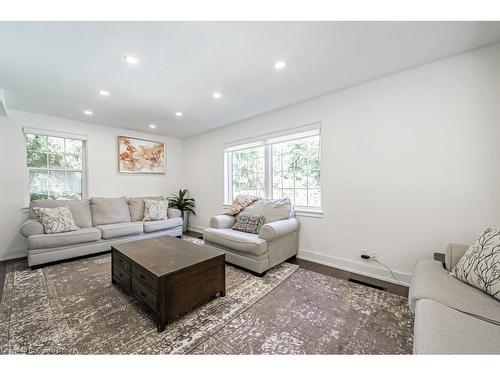 704 Old Dundas Road, Hamilton, ON - Indoor Photo Showing Living Room