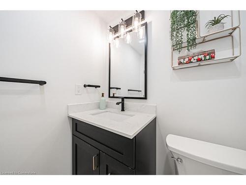 704 Old Dundas Road, Hamilton, ON - Indoor Photo Showing Bathroom