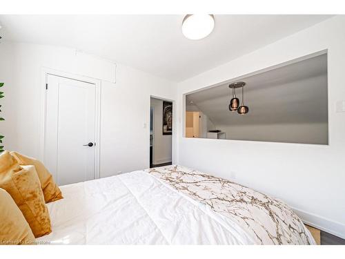 704 Old Dundas Road, Hamilton, ON - Indoor Photo Showing Bedroom